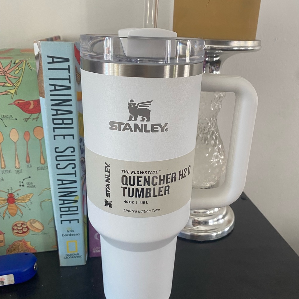 Stanley 40 oz H2.0 Flowstate Quencher in Brilliant White